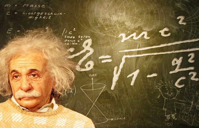 Biografi Albert Einstein Dalam Bahasa Inggris Singkat Beserta Artinya